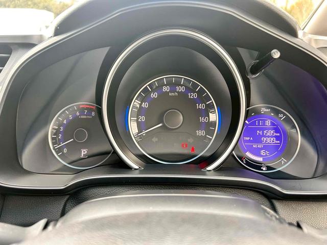 フィット １３Ｇ・Ｆパッケージ　ＥＴＣ　バックカメラ　ナビ　ＴＶ　アルミホイール　スマートキー　アイドリングストップ　ＣＶＴ　盗難防止システム　衝突安全ボディ　ＡＢＳ　ＥＳＣ　ＣＤ　ＤＶＤ再生　ＵＳＢ　Ｂｌｕｅｔｏｏｔｈ　エアコン（9枚目）