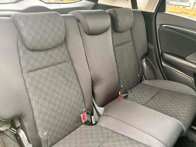 フィット １３Ｇ・Ｆパッケージ　ＥＴＣ　バックカメラ　ナビ　ＴＶ　アルミホイール　スマートキー　アイドリングストップ　ＣＶＴ　盗難防止システム　衝突安全ボディ　ＡＢＳ　ＥＳＣ　ＣＤ　ＤＶＤ再生　ＵＳＢ　Ｂｌｕｅｔｏｏｔｈ　エアコン（21枚目）