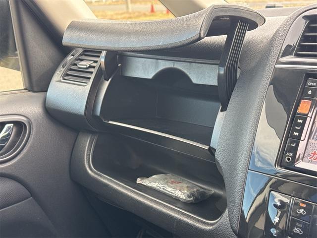 セレナ ２０Ｘ　Ｓ－ハイブリッド　ｉ－ｓｔｏｐ　両面パワースライド　ナビＴＶ　キーレスエントリー　横滑り防止機能　フルフラット　寒冷地仕様　ＡＢＳ　Ｃコントロール　３列シート　ダブルエアコン　ウォークスルー　ＰＳ　パワーウィンドウ（26枚目）