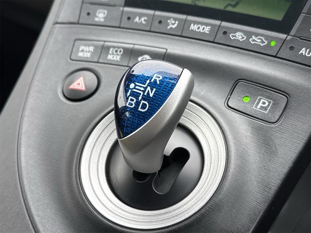 プリウス S ムーンルーフ ETC装備 Bモニタ- ワンセグ視聴可 AUTOライト BLUETOOTH アイドリングストップ搭載 ナビTV インテリキー イモビライザー 衝突安全ボディ 横スベリ防止 ABS(25枚目)