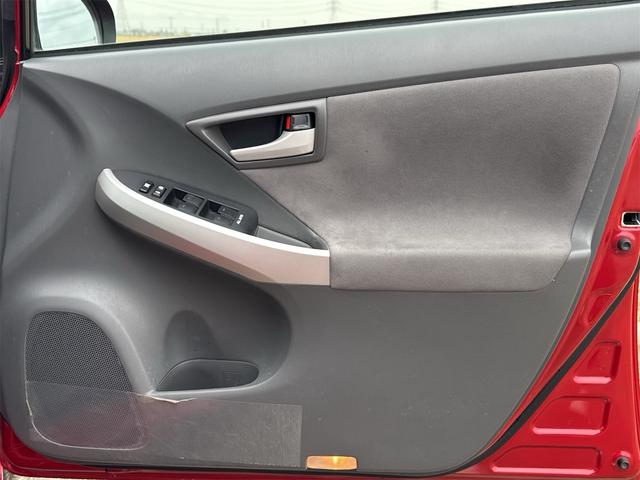 プリウス S ムーンルーフ ETC装備 Bモニタ- ワンセグ視聴可 AUTOライト BLUETOOTH アイドリングストップ搭載 ナビTV インテリキー イモビライザー 衝突安全ボディ 横スベリ防止 ABS(29枚目)