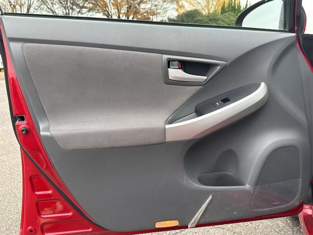 プリウス S ムーンルーフ ETC装備 Bモニタ- ワンセグ視聴可 AUTOライト BLUETOOTH アイドリングストップ搭載 ナビTV インテリキー イモビライザー 衝突安全ボディ 横スベリ防止 ABS(36枚目)