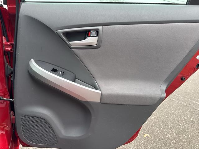 プリウス S ムーンルーフ ETC装備 Bモニタ- ワンセグ視聴可 AUTOライト BLUETOOTH アイドリングストップ搭載 ナビTV インテリキー イモビライザー 衝突安全ボディ 横スベリ防止 ABS(47枚目)