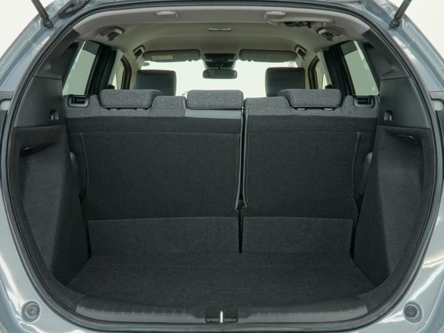 フィット ＲＳ　当社デモカー　９インチプレミアムインターナビ　バックカメラ　ホンダセンシング　ＬＥＤオートライト　パーキングソナー　ＵＳＢポート　コーナーセンサー　イモビライザー　地デジフルセグ　リアカメラ　エアコン（12枚目）