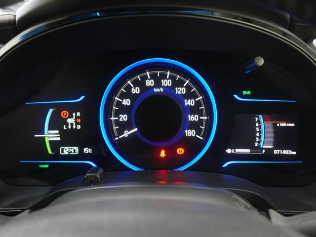 ���F���̗ǂ��傫�߂̃A�i���O���[�^�[�ƁA�l�X�ȏ���\���\�ȃ}���`�C���t�H���[�V�����f�B�X�v���C�ŁA�^�]���̊m�F�����₷�����S�^�]�ɖ𗧂��܂��B