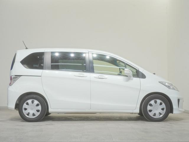 フリード Ｇプレミアムエディション　インターナビ　純正１１インチ後席モニター　ＨＩＤヘッドライト　両側電動スライドドア　クルーズコントロール　Ｈｏｎｄａスマートキー　プラズマクラスター機能搭載フルオートエアコン　２列目ベンチシート（7枚目）