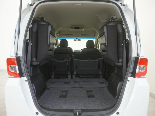 フリード Ｇプレミアムエディション　インターナビ　純正１１インチ後席モニター　ＨＩＤヘッドライト　両側電動スライドドア　クルーズコントロール　Ｈｏｎｄａスマートキー　プラズマクラスター機能搭載フルオートエアコン　２列目ベンチシート（16枚目）