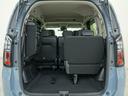3列目シートは左右独立で収納することができます。6人乗車状態でより多くの荷物を積むことができます。