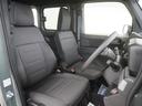 運転席のスペースはゆったりしていていながらも、腰のホールドを増やし長時間乗っても疲れにくいシートとなっております。また座面も頻繁な乗り降りでも破れにくい縫製となっております。