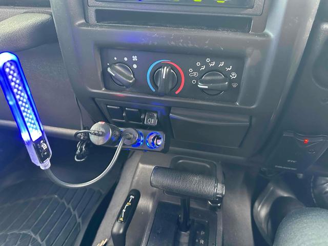 ジープ・ラングラー ベースグレード 4WD ETC ナビ AT CD ミュージックプレイヤー接続可 エアコン(4枚目)