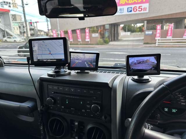 ジープ・ラングラーアンリミテッド スポーツ 4WD リフトアップ 社外オバーフェンダー ドライブレコーダー ETC バックカメラ フロントカメラ オートクルーズ ナビ アルミホイール キーレスエントリー AT 盗難防止システム CD DVD再生(6枚目)