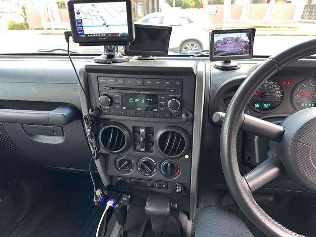 ジープ・ラングラーアンリミテッド スポーツ 4WD リフトアップ 社外オバーフェンダー ドライブレコーダー ETC バックカメラ フロントカメラ オートクルーズ ナビ アルミホイール キーレスエントリー AT 盗難防止システム CD DVD再生(7枚目)