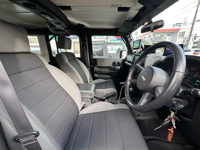 ジープ・ラングラーアンリミテッド スポーツ 4WD リフトアップ 社外オバーフェンダー ドライブレコーダー ETC バックカメラ フロントカメラ オートクルーズ ナビ アルミホイール キーレスエントリー AT 盗難防止システム CD DVD再生(9枚目)