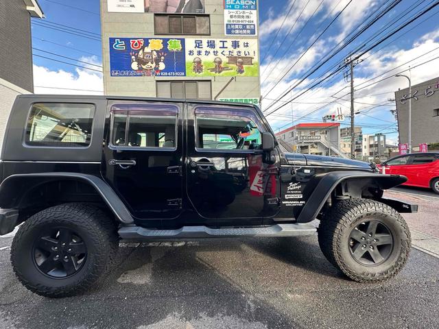 ジープ・ラングラーアンリミテッド スポーツ 4WD リフトアップ 社外オバーフェンダー ドライブレコーダー ETC バックカメラ フロントカメラ オートクルーズ ナビ アルミホイール キーレスエントリー AT 盗難防止システム CD DVD再生(14枚目)