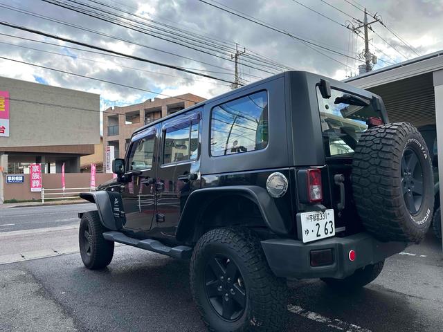 ジープ・ラングラーアンリミテッド スポーツ 4WD リフトアップ 社外オバーフェンダー ドライブレコーダー ETC バックカメラ フロントカメラ オートクルーズ ナビ アルミホイール キーレスエントリー AT 盗難防止システム CD DVD再生(17枚目)