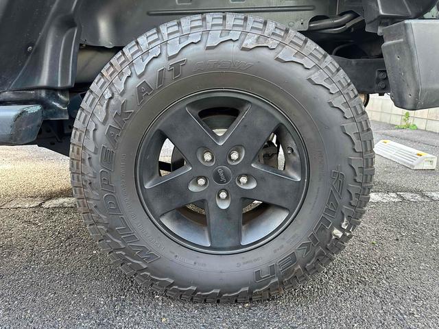 ジープ・ラングラーアンリミテッド スポーツ 4WD リフトアップ 社外オバーフェンダー ドライブレコーダー ETC バックカメラ フロントカメラ オートクルーズ ナビ アルミホイール キーレスエントリー AT 盗難防止システム CD DVD再生(20枚目)