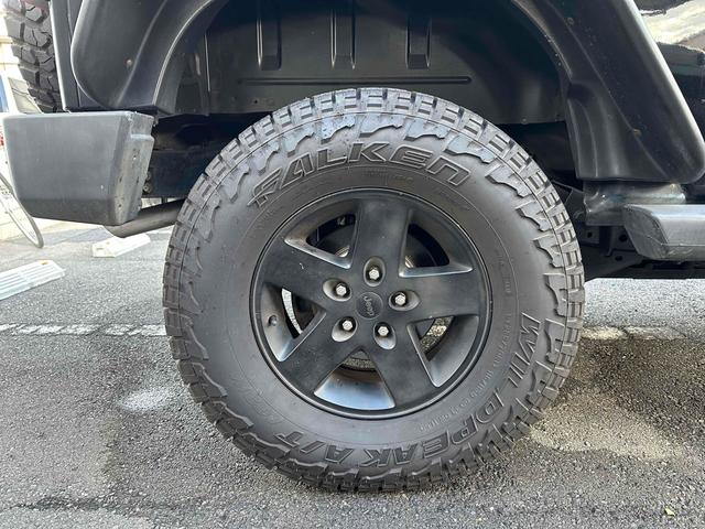 ジープ・ラングラーアンリミテッド スポーツ 4WD リフトアップ 社外オバーフェンダー ドライブレコーダー ETC バックカメラ フロントカメラ オートクルーズ ナビ アルミホイール キーレスエントリー AT 盗難防止システム CD DVD再生(25枚目)