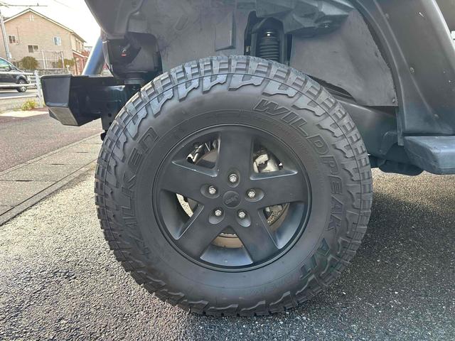 ジープ・ラングラーアンリミテッド スポーツ 4WD リフトアップ 社外オバーフェンダー ドライブレコーダー ETC バックカメラ フロントカメラ オートクルーズ ナビ アルミホイール キーレスエントリー AT 盗難防止システム CD DVD再生(29枚目)