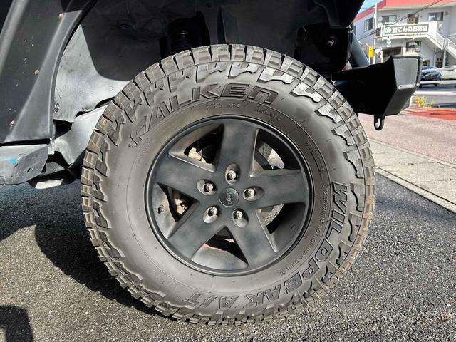 ジープ・ラングラーアンリミテッド スポーツ 4WD リフトアップ 社外オバーフェンダー ドライブレコーダー ETC バックカメラ フロントカメラ オートクルーズ ナビ アルミホイール キーレスエントリー AT 盗難防止システム CD DVD再生(30枚目)