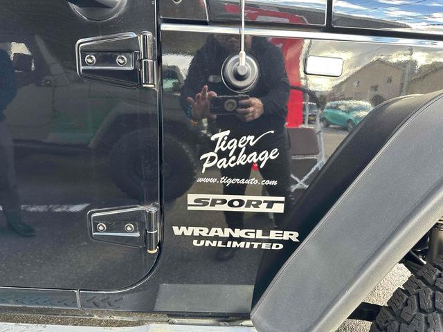 ジープ・ラングラーアンリミテッド スポーツ 4WD リフトアップ 社外オバーフェンダー ドライブレコーダー ETC バックカメラ フロントカメラ オートクルーズ ナビ アルミホイール キーレスエントリー AT 盗難防止システム CD DVD再生(37枚目)