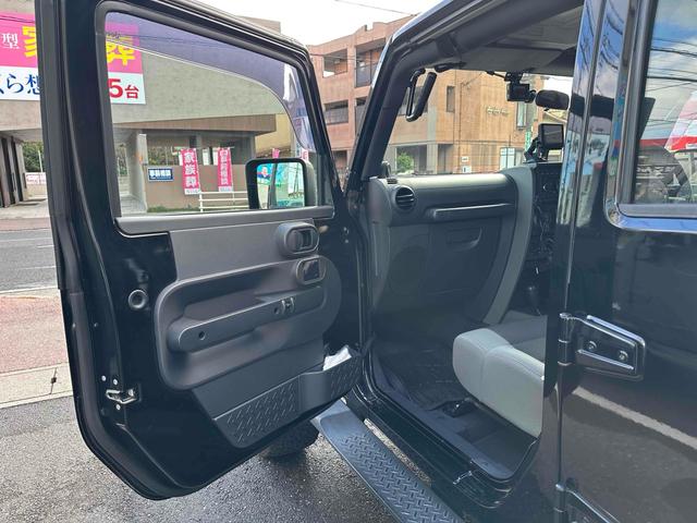 ジープ・ラングラーアンリミテッド スポーツ 4WD リフトアップ 社外オバーフェンダー ドライブレコーダー ETC バックカメラ フロントカメラ オートクルーズ ナビ アルミホイール キーレスエントリー AT 盗難防止システム CD DVD再生(44枚目)