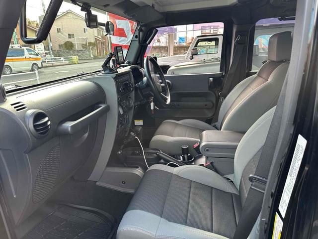 ジープ・ラングラーアンリミテッド スポーツ 4WD リフトアップ 社外オバーフェンダー ドライブレコーダー ETC バックカメラ フロントカメラ オートクルーズ ナビ アルミホイール キーレスエントリー AT 盗難防止システム CD DVD再生(45枚目)