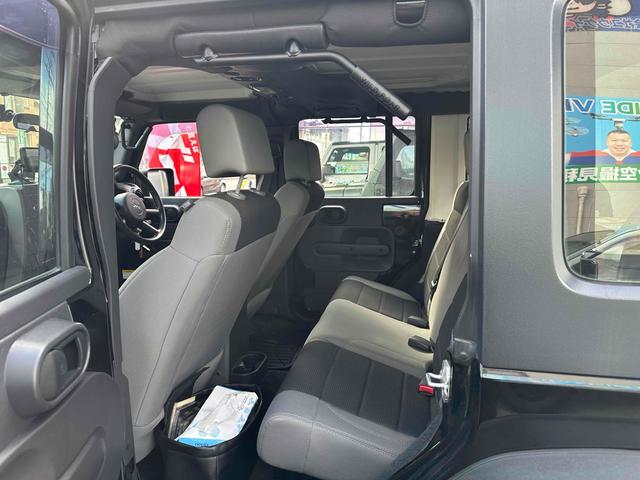 ジープ・ラングラーアンリミテッド スポーツ 4WD リフトアップ 社外オバーフェンダー ドライブレコーダー ETC バックカメラ フロントカメラ オートクルーズ ナビ アルミホイール キーレスエントリー AT 盗難防止システム CD DVD再生(47枚目)