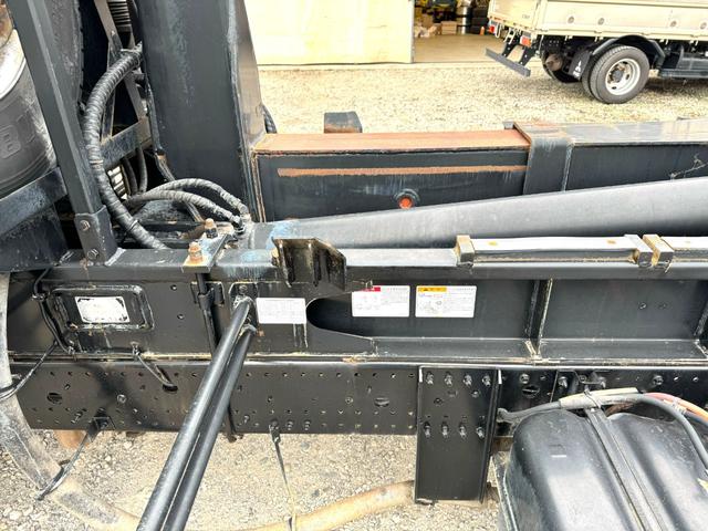 フォワード 　アームロール　増トン　ベット付　６ＭＴ　ＥＴＣ　新明和製　ＣＣＡ７７－１４　Ａ００３９４　キャブバックステップ　ツインホイスト（23枚目）