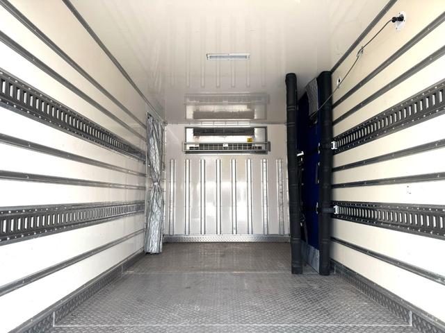 キャンター 　ワイド　ロング　メッキ　ステン　バックカメラ　キーレス　５ＭＴ　３ｔ積載　東プレ製　低温（－３０℃設定）　ＸＶ３２ＬＳＣ　左スライドドア　スタンバイ（コード欠）　リア３枚扉　ラッシング２段　床シマ板（9枚目）