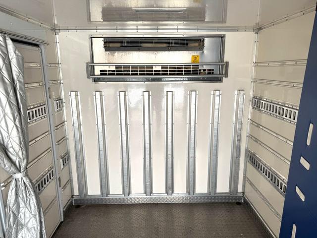 キャンター 　ワイド　ロング　メッキ　ステン　バックカメラ　キーレス　５ＭＴ　３ｔ積載　東プレ製　低温（－３０℃設定）　ＸＶ３２ＬＳＣ　左スライドドア　スタンバイ（コード欠）　リア３枚扉　ラッシング２段　床シマ板（14枚目）