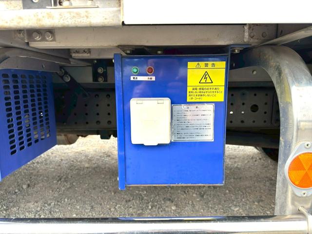 キャンター 　ワイド　ロング　メッキ　ステン　バックカメラ　キーレス　５ＭＴ　３ｔ積載　東プレ製　低温（－３０℃設定）　ＸＶ３２ＬＳＣ　左スライドドア　スタンバイ（コード欠）　リア３枚扉　ラッシング２段　床シマ板（18枚目）