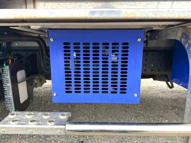 キャンター 　ワイド　ロング　メッキ　ステン　バックカメラ　キーレス　５ＭＴ　３ｔ積載　東プレ製　低温（－３０℃設定）　ＸＶ３２ＬＳＣ　左スライドドア　スタンバイ（コード欠）　リア３枚扉　ラッシング２段　床シマ板（19枚目）