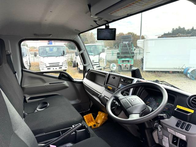 キャンター 　ワイド　ロング　メッキ　ステン　バックカメラ　キーレス　５ＭＴ　３ｔ積載　東プレ製　低温（－３０℃設定）　ＸＶ３２ＬＳＣ　左スライドドア　スタンバイ（コード欠）　リア３枚扉　ラッシング２段　床シマ板（23枚目）