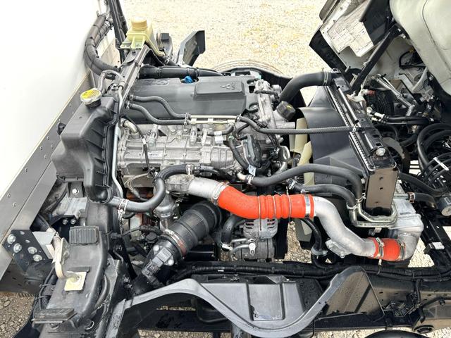 キャンター 　ワイド　ロング　メッキ　ステン　バックカメラ　キーレス　５ＭＴ　３ｔ積載　東プレ製　低温（－３０℃設定）　ＸＶ３２ＬＳＣ　左スライドドア　スタンバイ（コード欠）　リア３枚扉　ラッシング２段　床シマ板（27枚目）