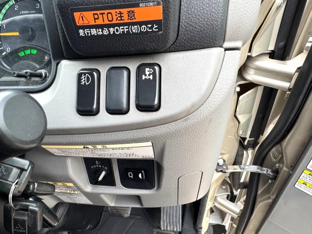 キャンター 　４段クレーン　ラジコン付き　標準　セミロング　ＥＴＣ２．０　キーレス　デュオニック　ユニック　ＵＲＵ２６４　ＲＫＫ　２０１７．８　２．６３ｔ吊り　ラジコン　フックイン　床木製　３方開（26枚目）