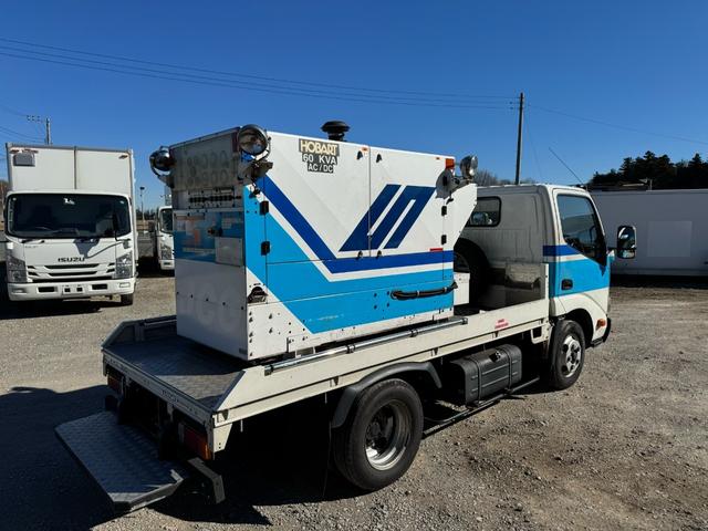 ダイナトラック 　発電機付ヒラ　バックカメラ　アイドリングストップ　ＡＴ　ＨＯＢＡＲＴ　６０ＫＶＡ　６０ＣＵ２０　アワーメーター４１４５ｈ　作業灯４ヶ（3枚目）