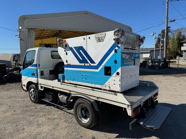 ダイナトラック 　発電機付ヒラ　バックカメラ　アイドリングストップ　ＡＴ　ＨＯＢＡＲＴ　６０ＫＶＡ　６０ＣＵ２０　アワーメーター４１４５ｈ　作業灯４ヶ（4枚目）
