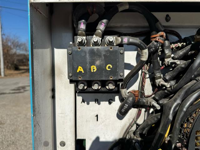 ダイナトラック 　発電機付ヒラ　バックカメラ　アイドリングストップ　ＡＴ　ＨＯＢＡＲＴ　６０ＫＶＡ　６０ＣＵ２０　アワーメーター４１４５ｈ　作業灯４ヶ（21枚目）