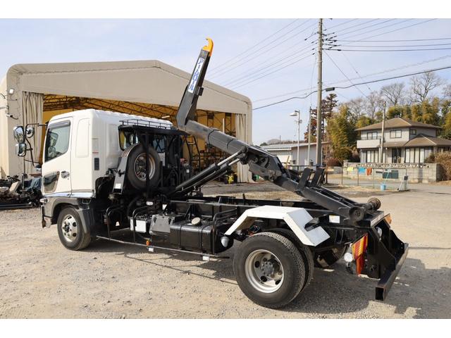 ヒノレンジャー 　新明和製コンテナ専用車　ベッド　メッキ　６ＭＴ　積載３．８５ｔ　２０１４／１０　新明和　ＣＣＡ４４－３０　Ｆ５１０４３８４８１　ツインホイスト　キャブバックステップ（4枚目）