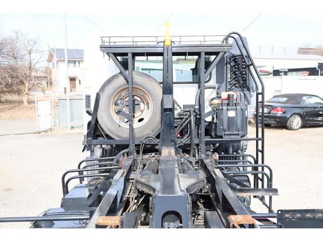 ヒノレンジャー 　新明和製コンテナ専用車　ベッド　メッキ　６ＭＴ　積載３．８５ｔ　２０１４／１０　新明和　ＣＣＡ４４－３０　Ｆ５１０４３８４８１　ツインホイスト　キャブバックステップ（12枚目）