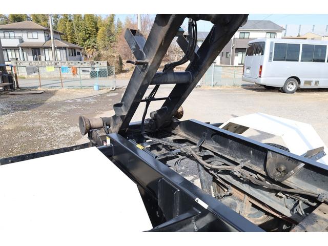 ヒノレンジャー 　新明和製コンテナ専用車　ベッド　メッキ　６ＭＴ　積載３．８５ｔ　２０１４／１０　新明和　ＣＣＡ４４－３０　Ｆ５１０４３８４８１　ツインホイスト　キャブバックステップ（16枚目）