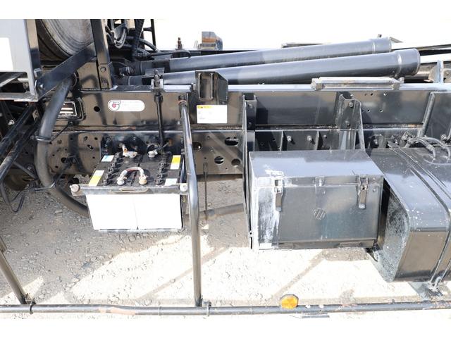 ヒノレンジャー 　新明和製コンテナ専用車　ベッド　メッキ　６ＭＴ　積載３．８５ｔ　２０１４／１０　新明和　ＣＣＡ４４－３０　Ｆ５１０４３８４８１　ツインホイスト　キャブバックステップ（22枚目）