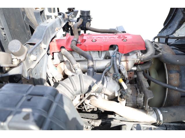 ヒノレンジャー 　新明和製コンテナ専用車　ベッド　メッキ　６ＭＴ　積載３．８５ｔ　２０１４／１０　新明和　ＣＣＡ４４－３０　Ｆ５１０４３８４８１　ツインホイスト　キャブバックステップ（28枚目）