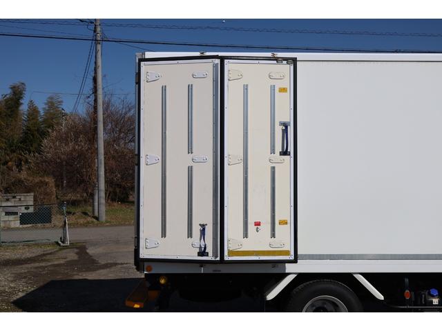 エルフトラック 　ワイドロング　－５℃冷蔵　スムーサーＥＸ　バックカメラ　キーレス　１５０馬力　積載２．９５トン　２０１９／８　Ｒ扉観音３枚　床ステンレス　移動式カーテン断熱材　サイド５５ｍｍ、リア４５ｍｍ　東プレ（12枚目）