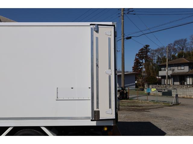 エルフトラック 　ワイドロング　－５℃冷蔵　スムーサーＥＸ　バックカメラ　キーレス　１５０馬力　積載２．９５トン　２０１９／８　Ｒ扉観音３枚　床ステンレス　移動式カーテン断熱材　サイド５５ｍｍ、リア４５ｍｍ　東プレ（13枚目）