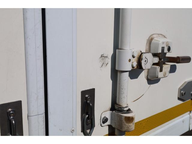 エルフトラック 　ワイドロング　－５℃冷蔵　スムーサーＥＸ　バックカメラ　キーレス　１５０馬力　積載２．９５トン　２０１９／８　Ｒ扉観音３枚　床ステンレス　移動式カーテン断熱材　サイド５５ｍｍ、リア４５ｍｍ　東プレ（29枚目）