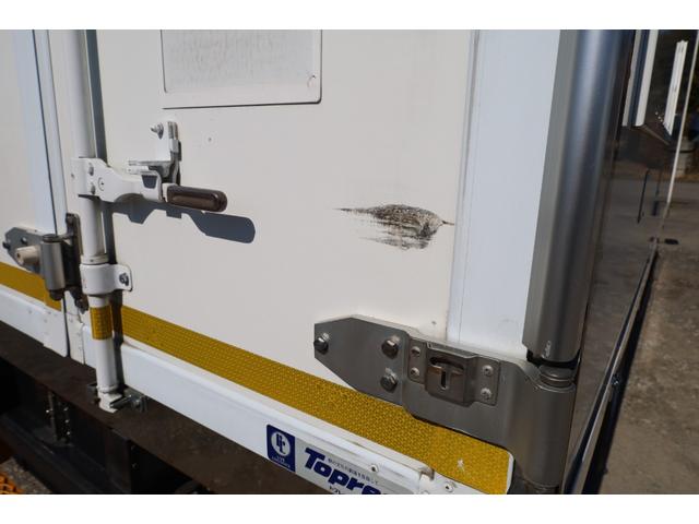 エルフトラック 　ワイドロング　－５℃冷蔵　スムーサーＥＸ　バックカメラ　キーレス　１５０馬力　積載２．９５トン　２０１９／８　Ｒ扉観音３枚　床ステンレス　移動式カーテン断熱材　サイド５５ｍｍ、リア４５ｍｍ　東プレ（30枚目）