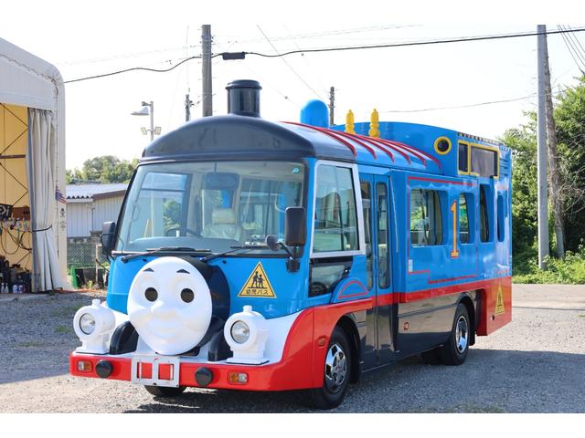 　園児バス　大人３人　幼児４１人乗り　かくにん君有り　５速ＭＴ　乗車定員大人３、小人４１（小人２名席７席・３名席９席）　シートカバーあり　車内点検サポートシステム（かくにん君）あり　幼稚園送迎バス（画像2）