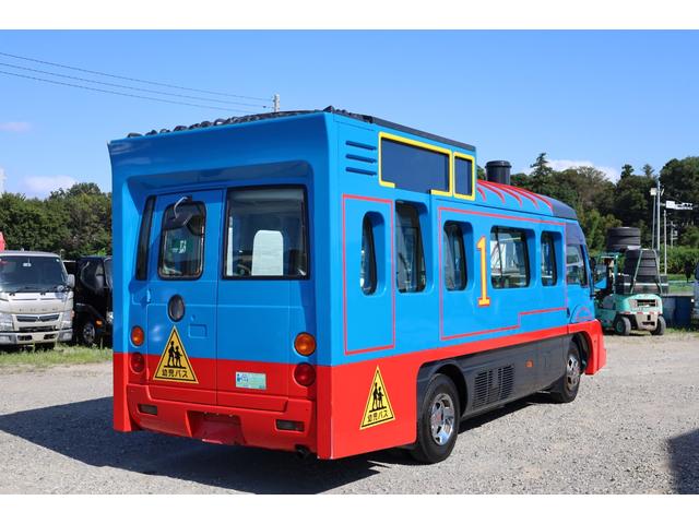 　園児バス　大人３人　幼児４１人乗り　かくにん君有り　５速ＭＴ　乗車定員大人３、小人４１（小人２名席７席・３名席９席）　シートカバーあり　車内点検サポートシステム（かくにん君）あり　幼稚園送迎バス（画像3）
