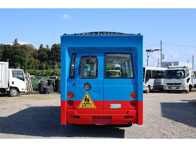 　園児バス　大人３人　幼児４１人乗り　かくにん君有り　５速ＭＴ　乗車定員大人３、小人４１（小人２名席７席・３名席９席）　シートカバーあり　車内点検サポートシステム（かくにん君）あり　幼稚園送迎バス（画像7）